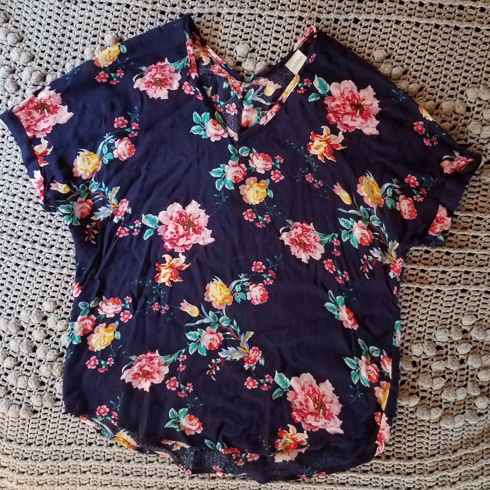 Kaileigh navy V-neck top S